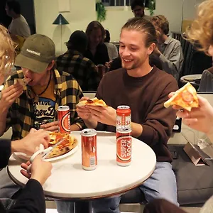  Hostel Gspot & Triangles Pizzeria
